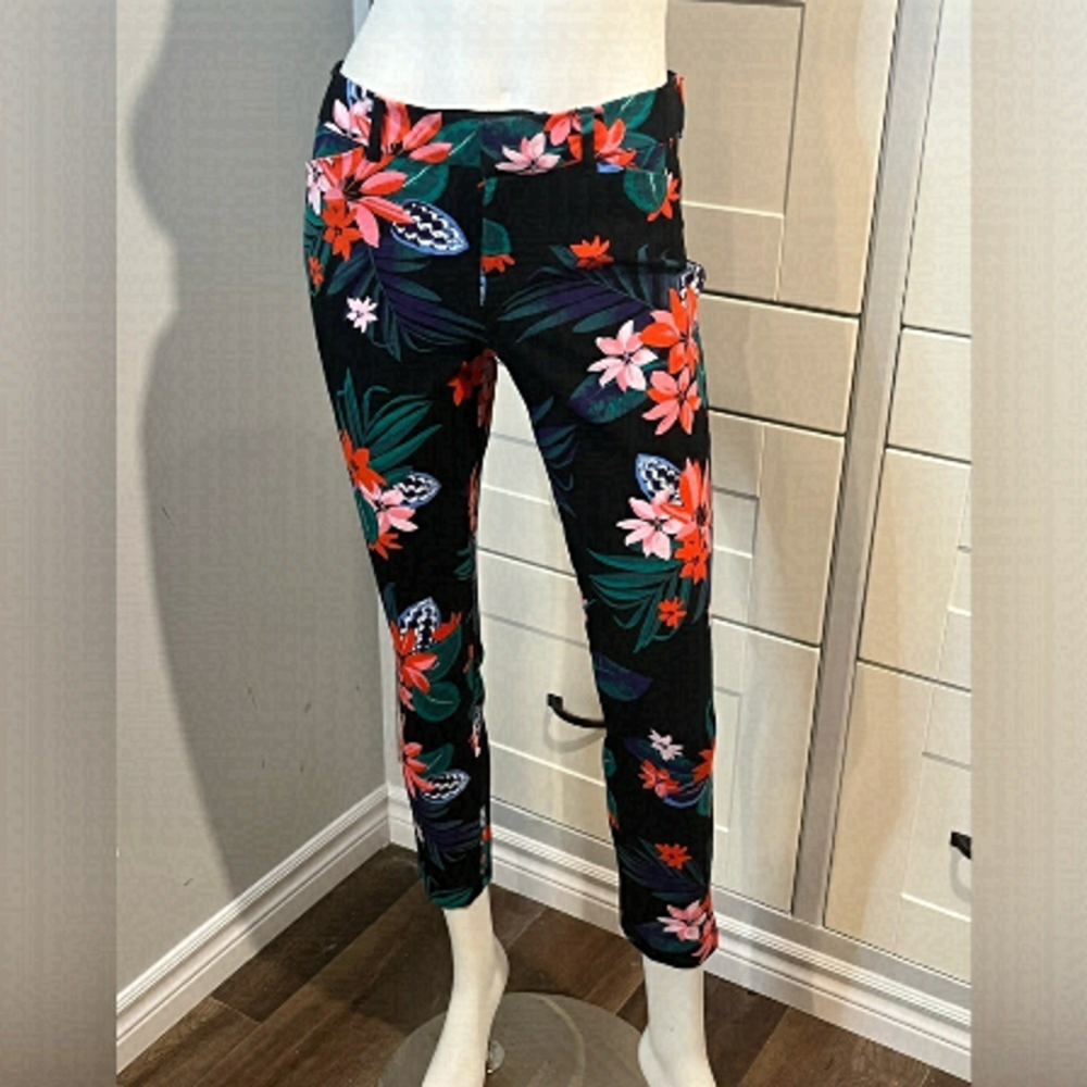 Old navy. Pixie pants. Crop ankle. Floral patterned. Size 6. Stretch.  Pockets.